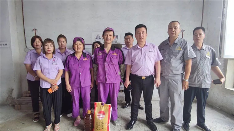 东北女人操屄网炎炎夏日，楚航装饰心系一线送清凉、走访慰问工地篇